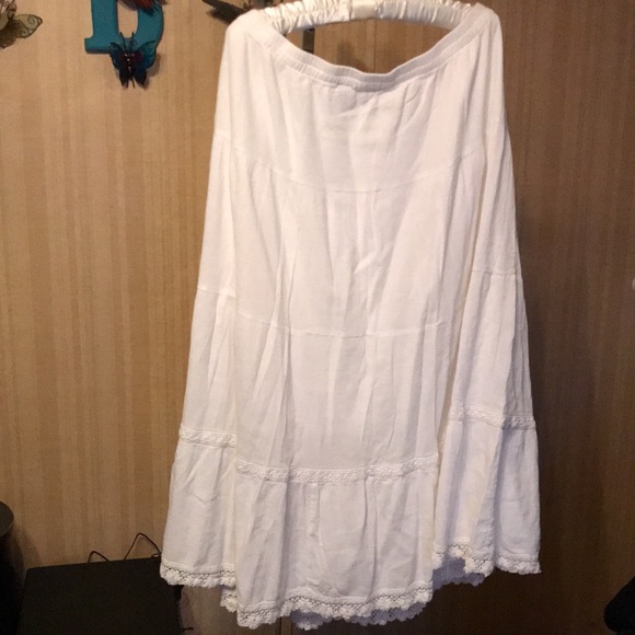 Long White skirt. - Picture 2 of 2
